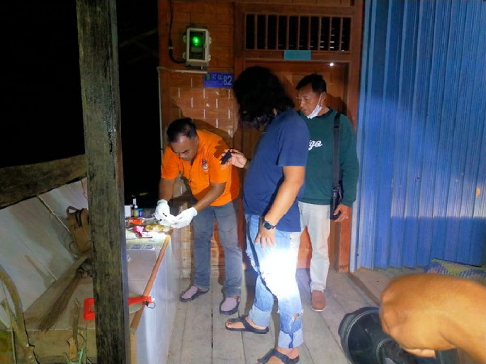 Tim Alligator Jatanras Sat Reskrim Polres Kutai Kartanegara olah TKP pembantaian ibu dan anak.