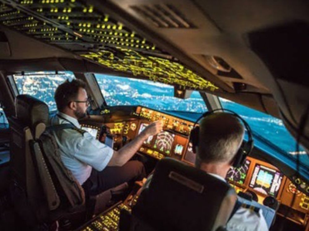Ilustrasi Pilot menerbangkan pesawat.