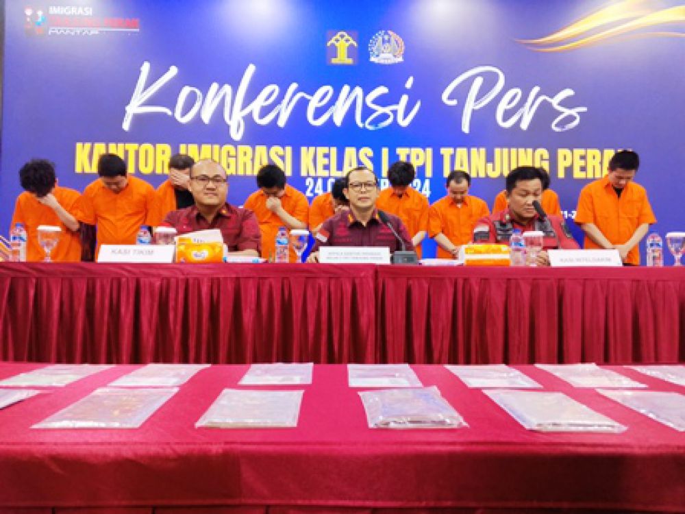 Jumpa pers 10 WNA penjahat di Kantor Imigrasi Kelas I TPI Tanjung Perak Surabaya.