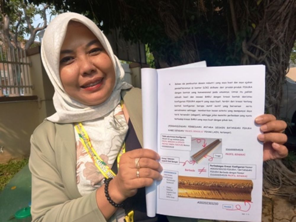 Indah Triyani SH menunjukkan perbedaan pigura yang disoal 