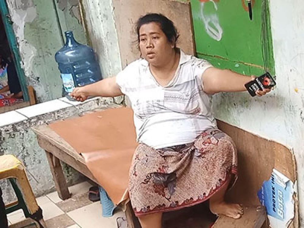 Istri terduga pelaku Surahman.