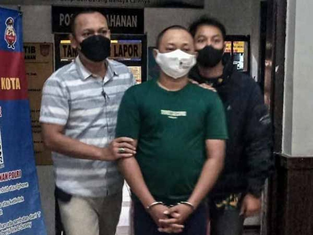 Tersangka DAP saat dibawa petugas Polresta Probolinggo ke ruang tahanan.
