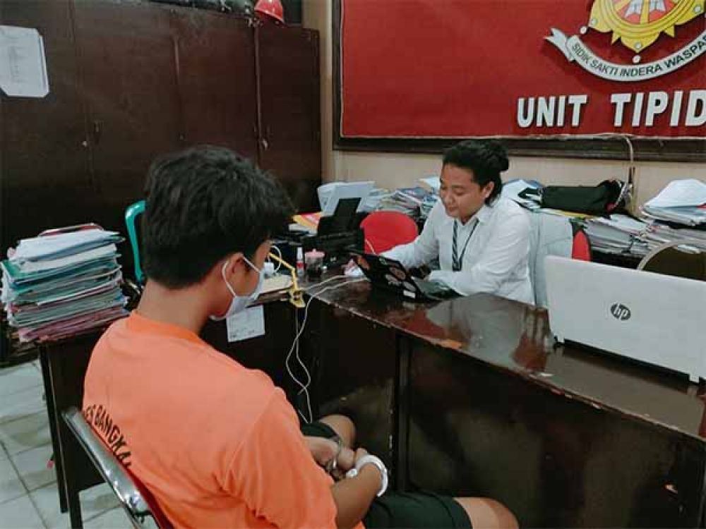 Tersangka HP saat menjalani pemeriksaan di Polres Bangkalan, Madura.