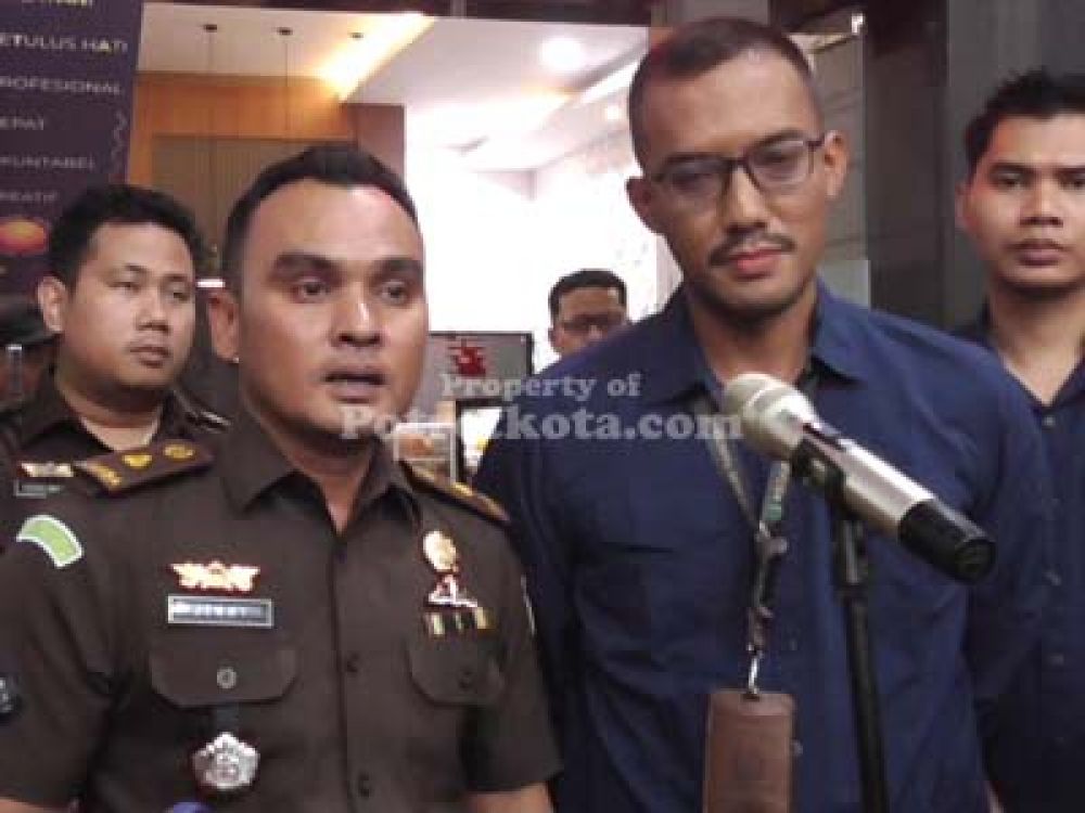Kasi Intel Kejari Tanjung Perak Surabaya, Jemmy Sandra dan Kasi Pidsus Kejari Tanjung Perak Surabaya Ananto Tri Sudibyo memberikan keterangan pers di kantor Kejari Tanjung Perak Surabaya, Rabu, (17/01/2024).