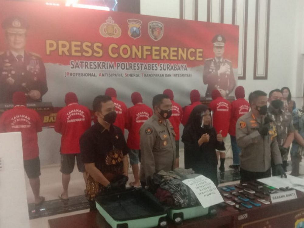 Satreskrim Polrestabes Surabaya membongkar sindikat joki Ujian Tulis Berbasis Komputer-Seleksi Bersama Masuk Perguruan Tinggi Negeri (UTBK-SBMPTN) di salah satu kampus perguruan tinggi negeri, di kawasan Surabaya Timur.