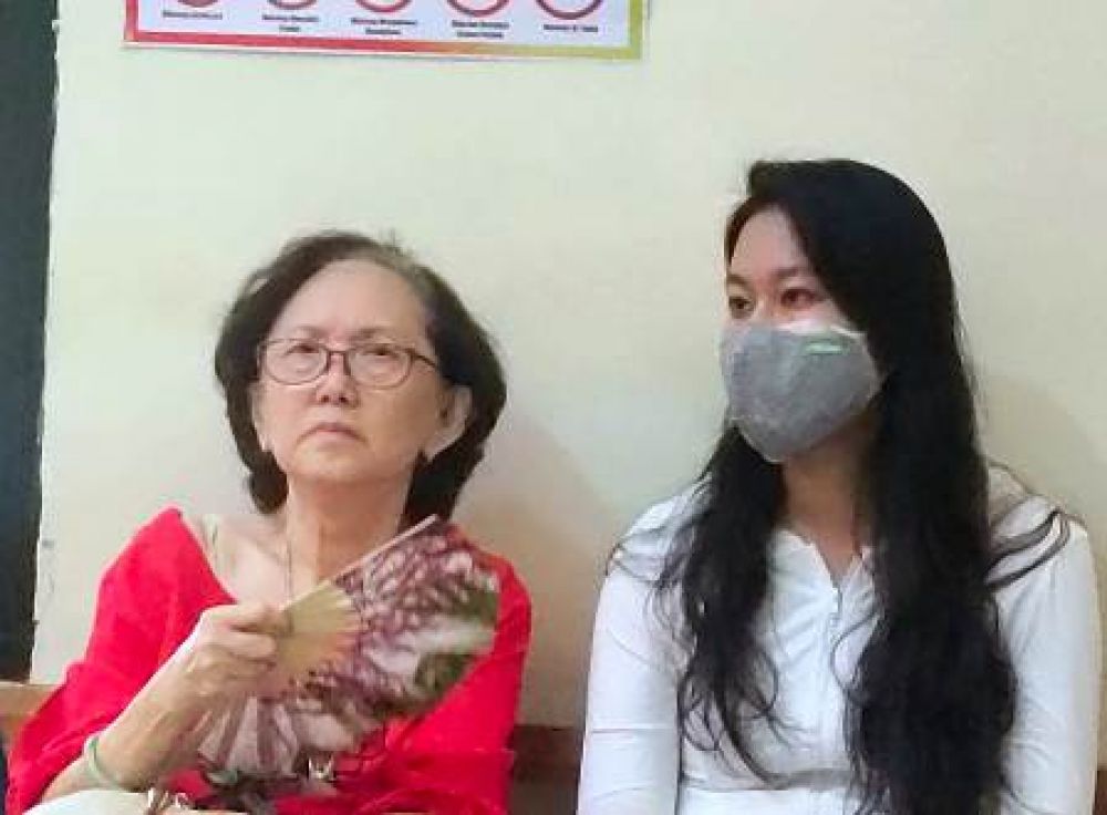 Wang Yali alias Yu Wen baju putih