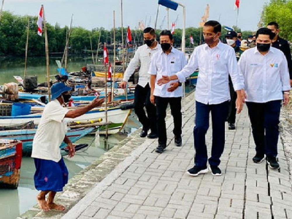 Jokowi di Kampung Nelayan Bulak, Surabaya.