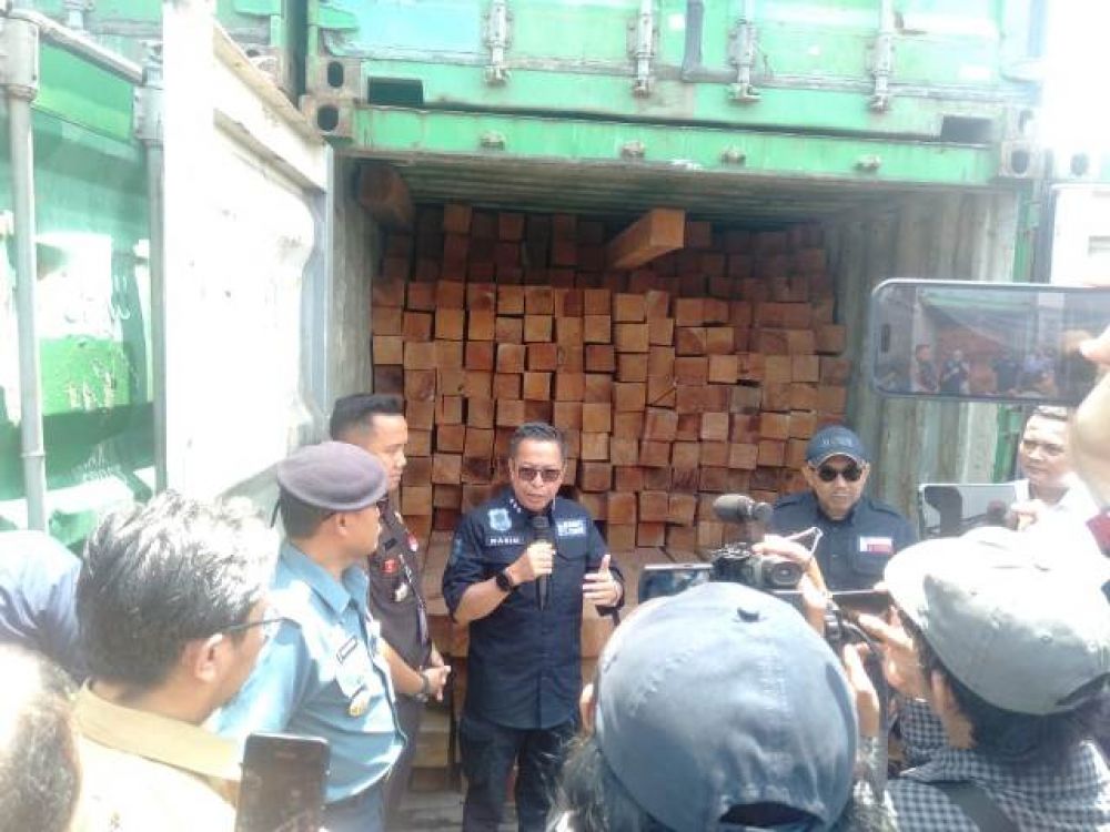 pengungkapan kayu ilegal dari Kalimantan