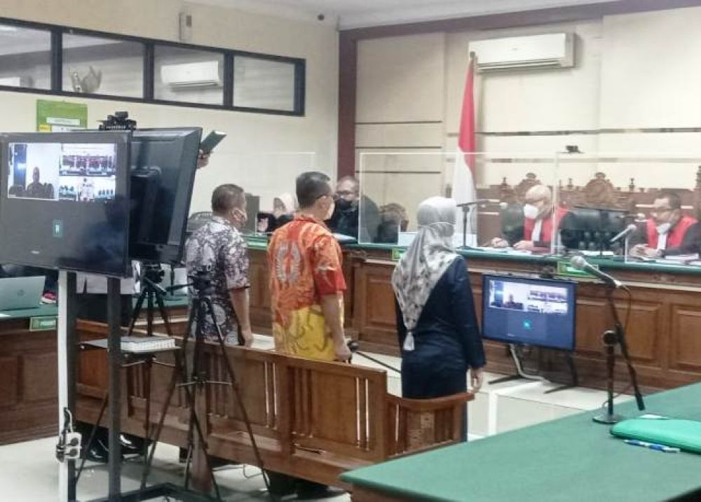 (dari kiri) Dede Suryaman, Kusdarwanto dan Emma Ellyani