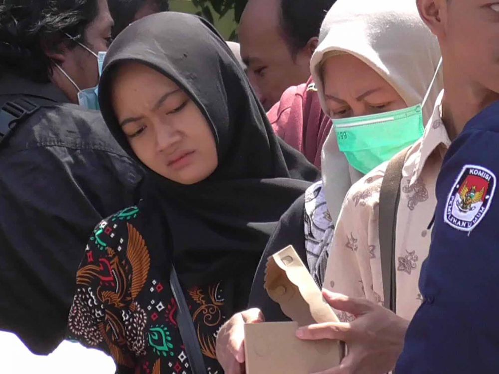 Anggota KPPS Kecamatan Gubeng, Surabaya saat mengikuti pelantikan di halaman SMKN 5 Surabaya, Kamis, (25/01/2024).