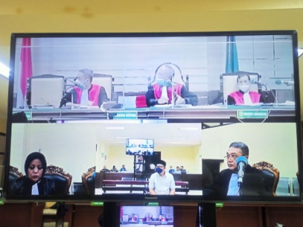 (layar kiri) Kajari Trenggalek Duduk di PN Tipikor Surabaya