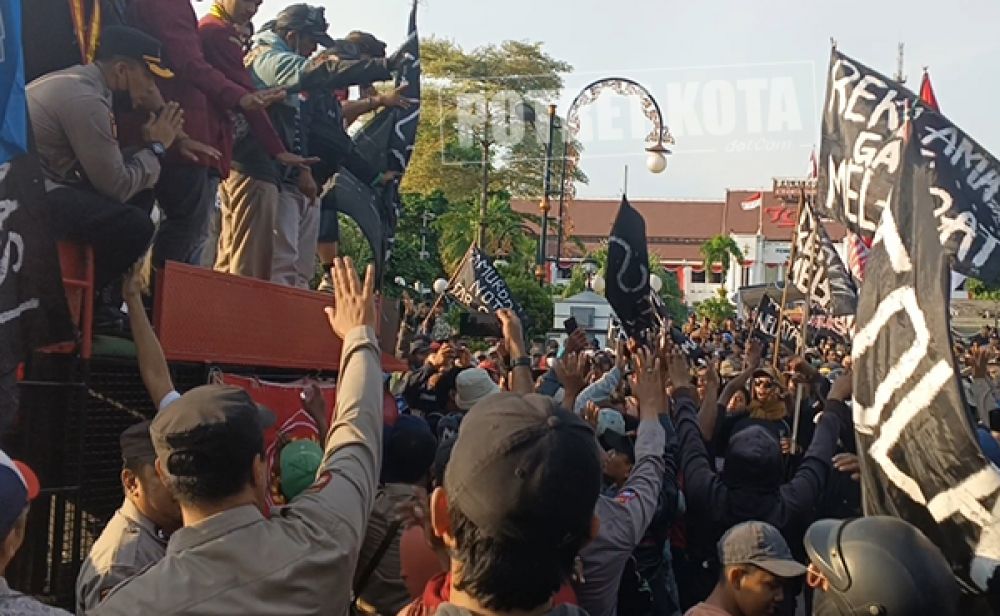 Kompol Bayu Halim Nugroho diamuk massa tolak reklamasi SWL, di Balai Kota Surabaya, Jumat (20/9/2024).