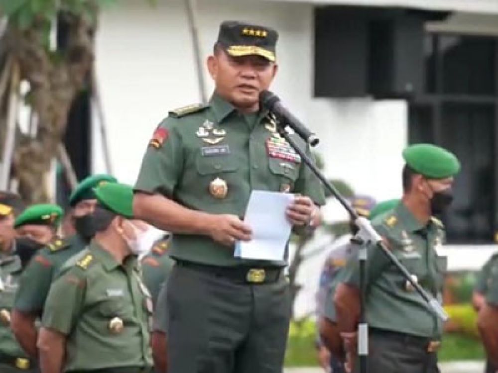 KASAD Jenderal TNI Dudung Abdurachman saat melepas mudik bersama prajurit.