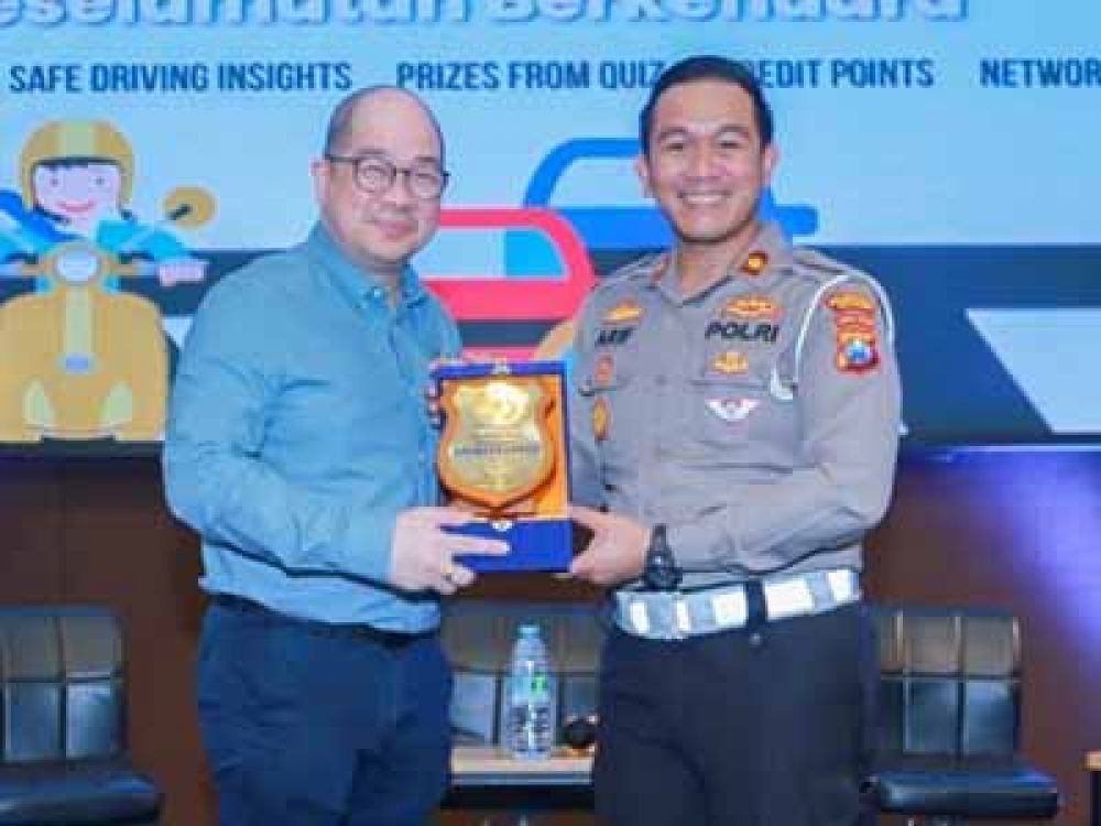 Kasat Lantas Polrestabes Surabaya Kompol Arif Fazlurrahman dan Staff Biro Mahasiswa dan Alumni Universitas Ciputra, Henri.