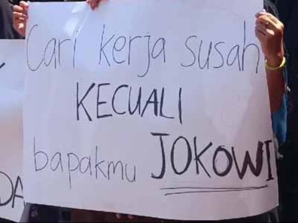 Poster demonstran Kawal Putusan MK di Tugu Pahlawan Surabaya, (22/08/2024).
