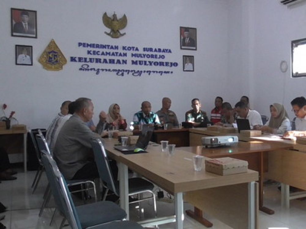 Suasana rapat koordinasi di Kantor Kecamatan Mulyorejo, Kota Surabaya, Kamis, (08/08/2024).