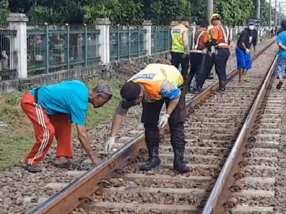 Petugas melakukan olah TKP di Perlintasan Pondok Kopi.
