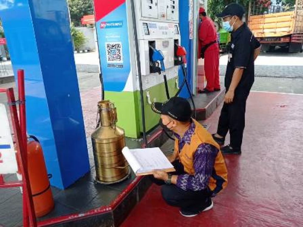 petugas saat cek Kemetrologian SPBU