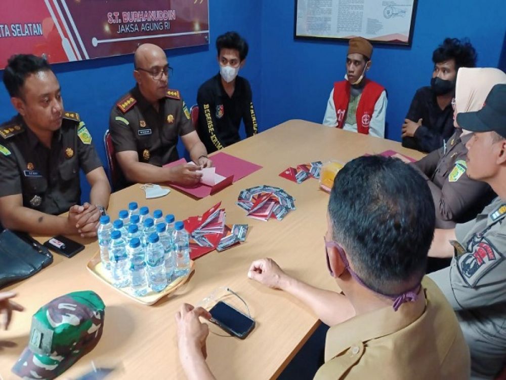 Kejari Jaksel mengampuni Aldi, tersangka kasus pencurian satu unit handphone milik M. Iqbal. Upaya Restorative Justice ini dilakukan atas sejumlah pertimbangan yang salah satunya adalah karena korban memaafkan tersangka.
