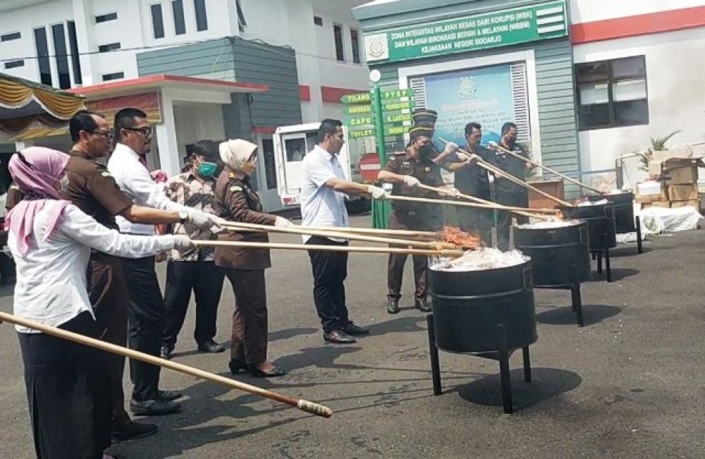Pemusnahan Barang bukti oleh Kajari Sidoarjo