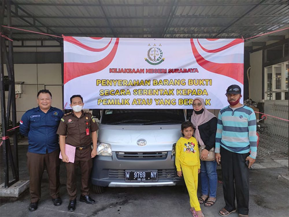 Kejari Surabaya saat mengembalikan barang bukti perkara yang telah memiliki kekuatan hukum tetap (inkracht) kepada pemiliknya, Kamis, (18/08/2022).