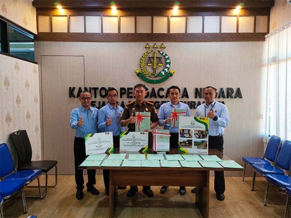 Kajari Surabaya Danang Suryo Wibowo didampingi Arie Candra Dinata Noer, Kasi Datun Kejari Surabaya saat menunjukkan aset negara yang berhasil diselamatkan.