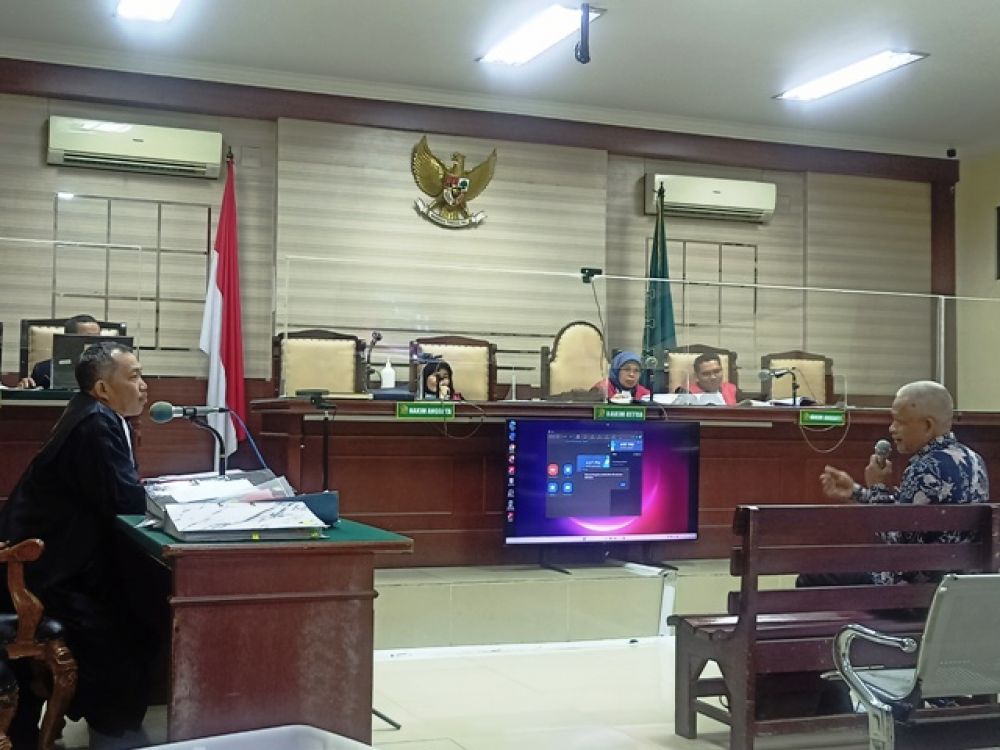 Sarwo Edi memberikan kesaksian korupsi BOS