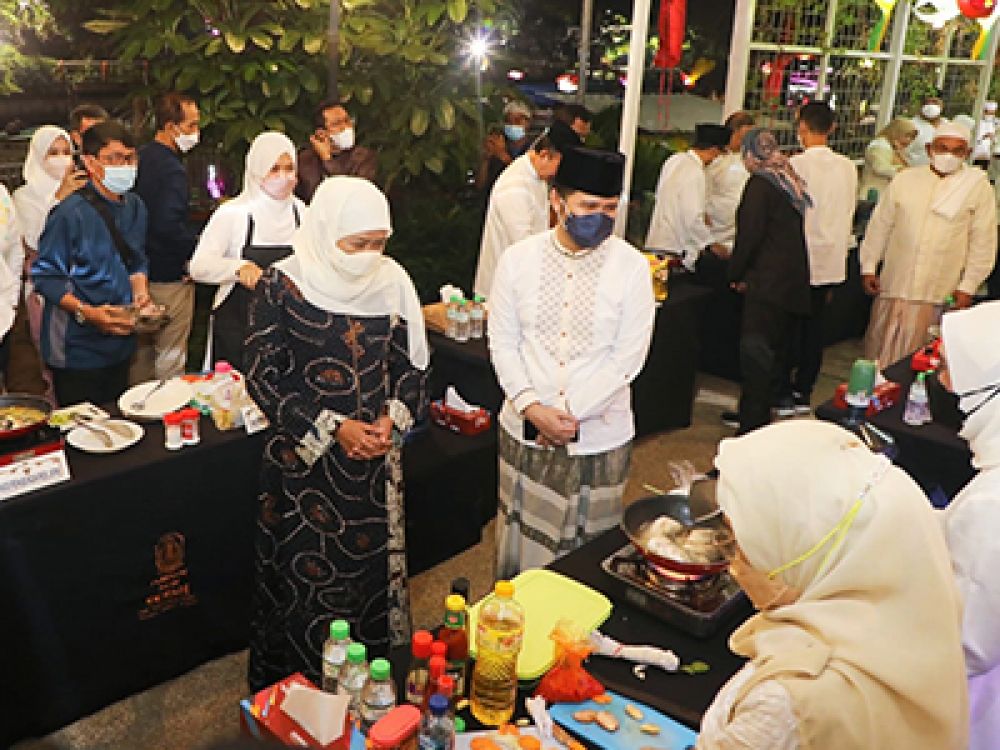 Gubernur Khofifah saat menggelar lomba masak.