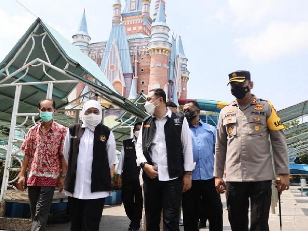 Gubernur Khofifah saat meninjau waterslide Kenpark ambrol.