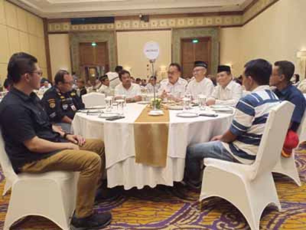 Kody Lamayahu Fredy (tengah), Ketua DPC Angkutan Khusus Organisasi Angkutan Darat (Organda) Tanjung Perak, Surabaya, buka bersama dengan stakeholder dan yatim piatu, Kamis, (04/04/2024).