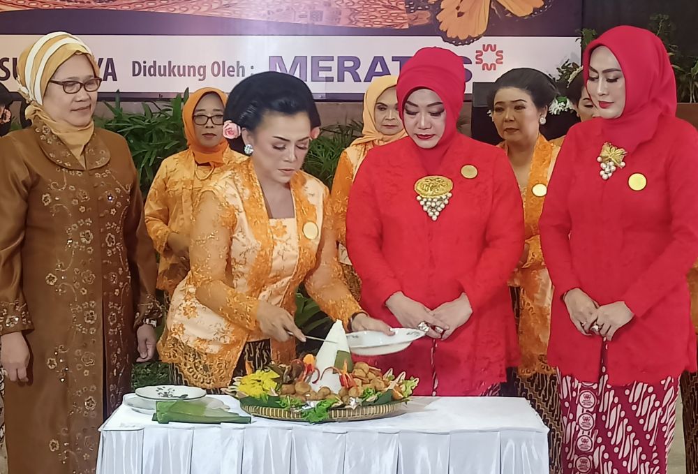 Renny Arijani saat memotong tumpeng 