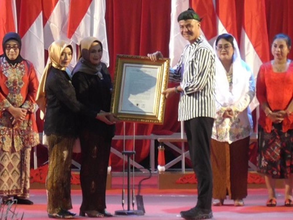 Ganjar Pranowo Capres RI periode 2024 - 2029 menerima piagam 9 mandat dari Gemar GP (Gerakan Emak-emak Relawan Ganjar Pranowo) Jawa Timur.