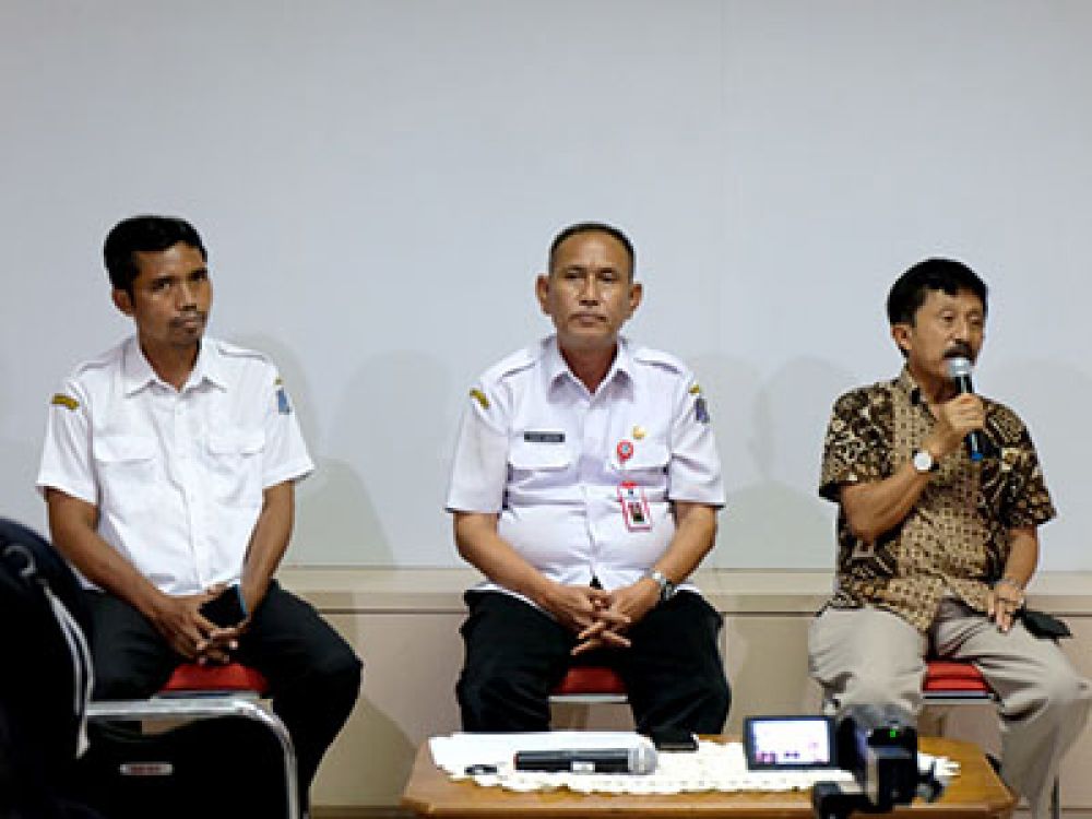 Kepala Dispendik Kota Surabaya Yusuf Masruh (tengah).