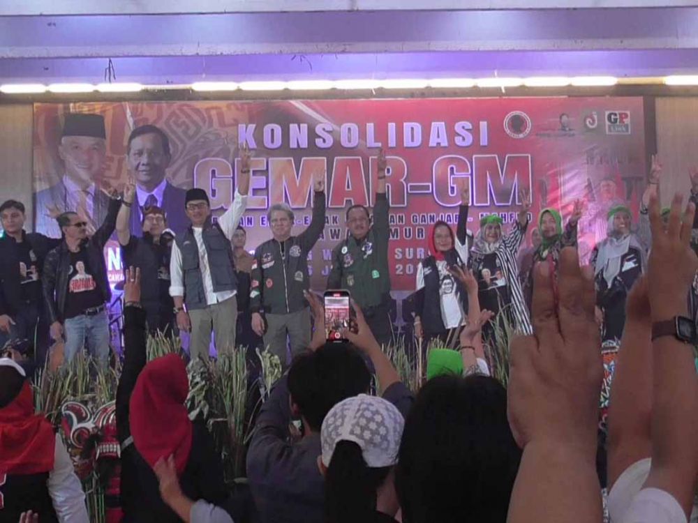 Ratusan Emak-emak yang tergabung dalam Gemar GM (Gerakan Emak-emak Relawan Ganjar-Mahfud) mengikuti konsolidasi di Gedung Dharma Wanita Surabaya, Jumat, (26/01/2024).