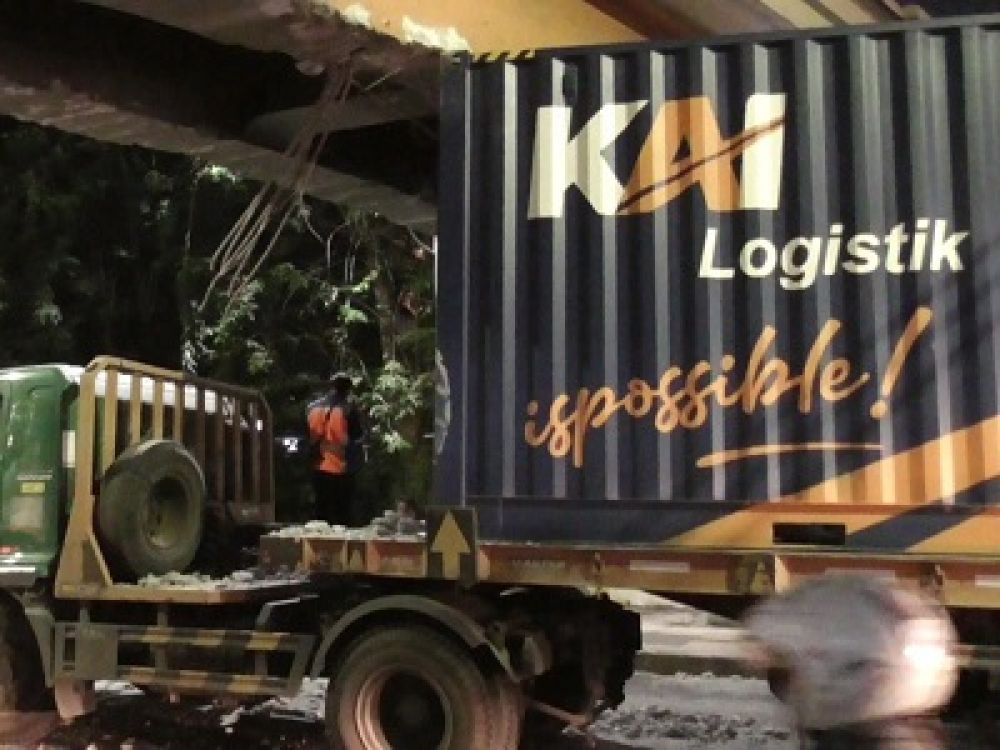 Truk kontainer berlogo KAI Logistik tersangkut di bawah Viaduk Bubutan, Surabaya, Jumat malam, (30/06/2023).