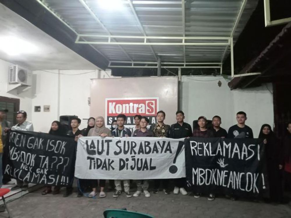 KontraS Surabaya saat bertemu nelayan, Selasa (17/9/2024) malam.