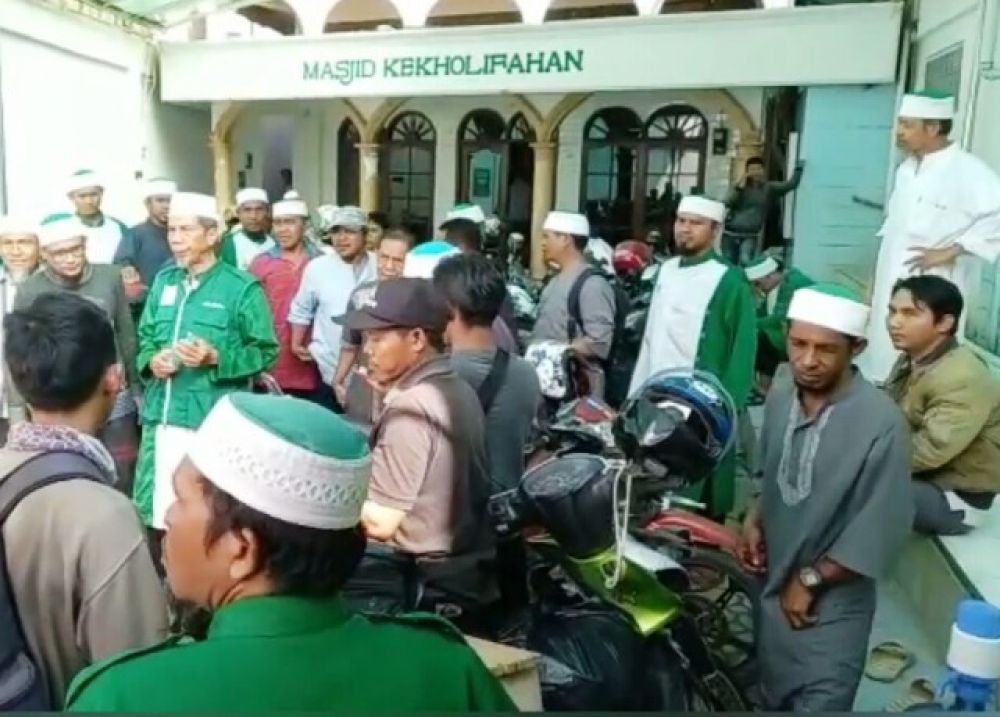 Sejumlah pengurus dan jamaah terlihat berkumpul di kantor Pusat Khilafatul Muslimin yang berada di Jalan WR Supratma, Bandar Lampung.