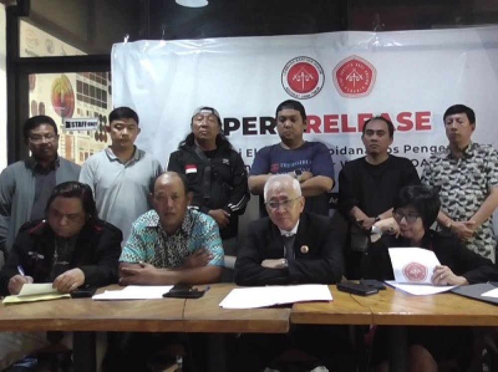 Bambang Rudiyanto dan tim advokasi LBH ADJATIM - Peradin Jatim bersama sejumlah korban tipu gelap, menggelar jumpa pers menanggapi penangkapan bos PT Sipoa Group.