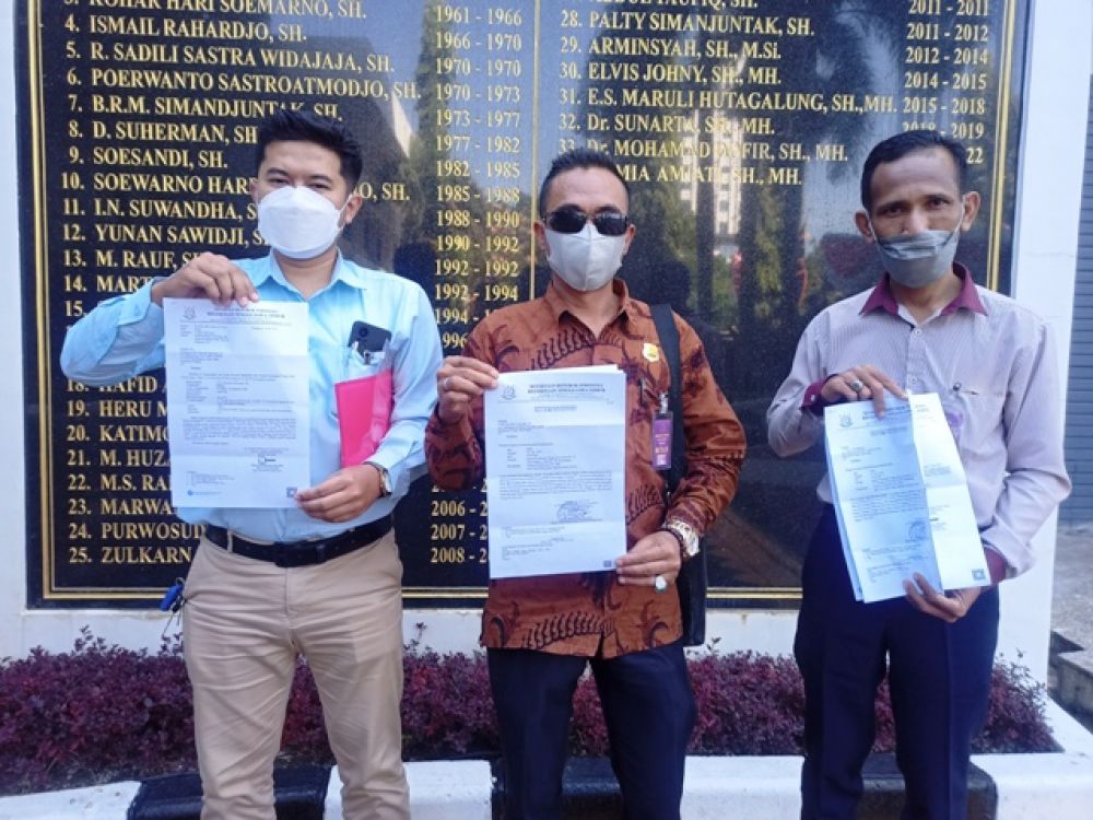 (tengah) Sulianto, SH, MH dan rekan 