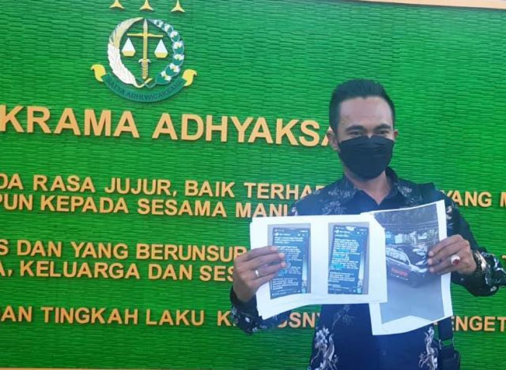 Sulianto menunjukkan bukti korupsi pembelian Pajero