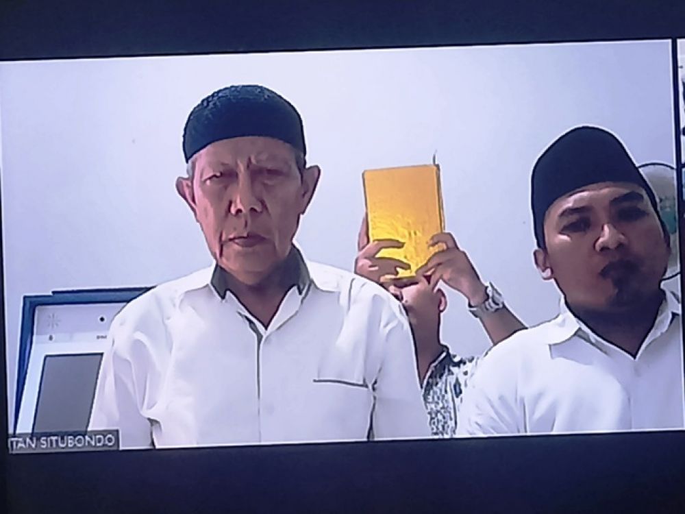 (dari kiri) Masyhari dan Thoifur Yazidil Bustomi 