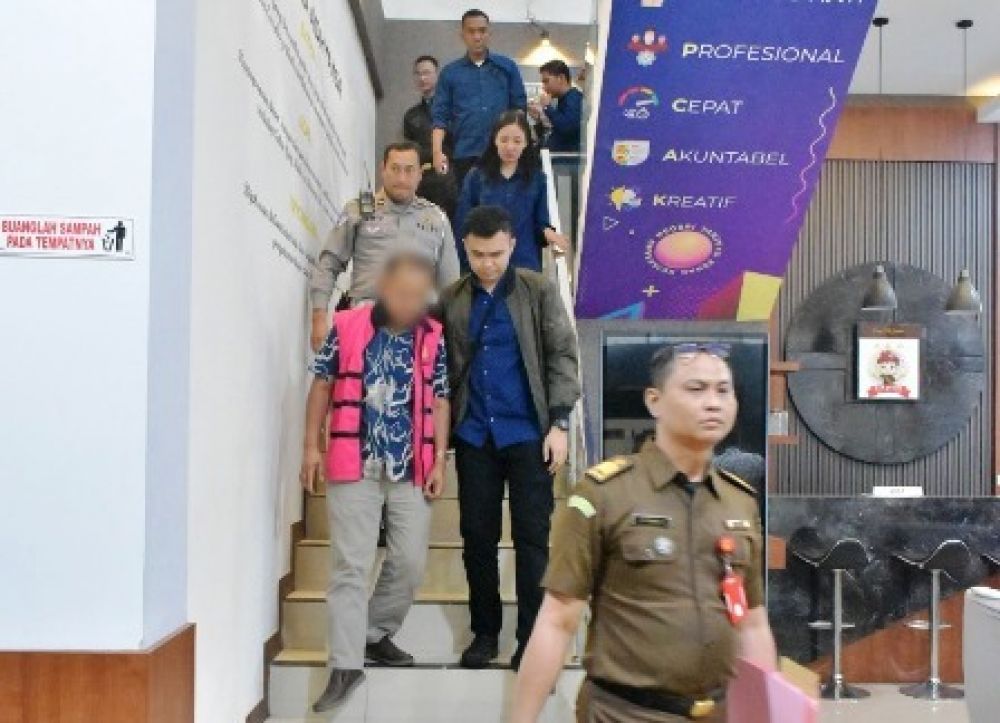 HT saat digelandang ke tahanan Kejaksaan.