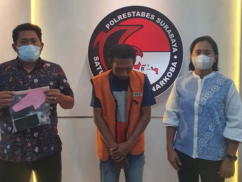 Tersangka MT diapit dua petugas Sat Resnarkoba Polrestabes Surabaya.