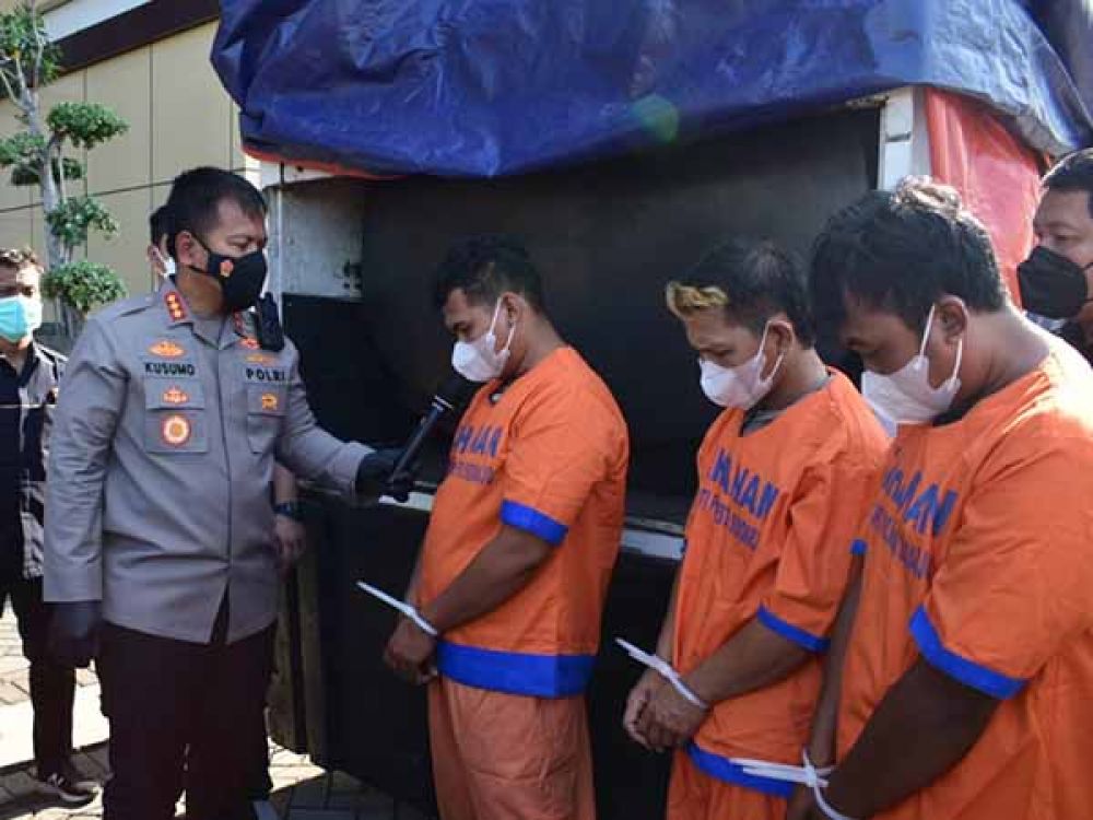 Kapolresta Sidoarjo Kombes Pol Kusumo Wahyu Bintoro saat menanyai salah satu tersangka ketika merilis ungkap kasus penyalahgunaan BBM bersubsidi.