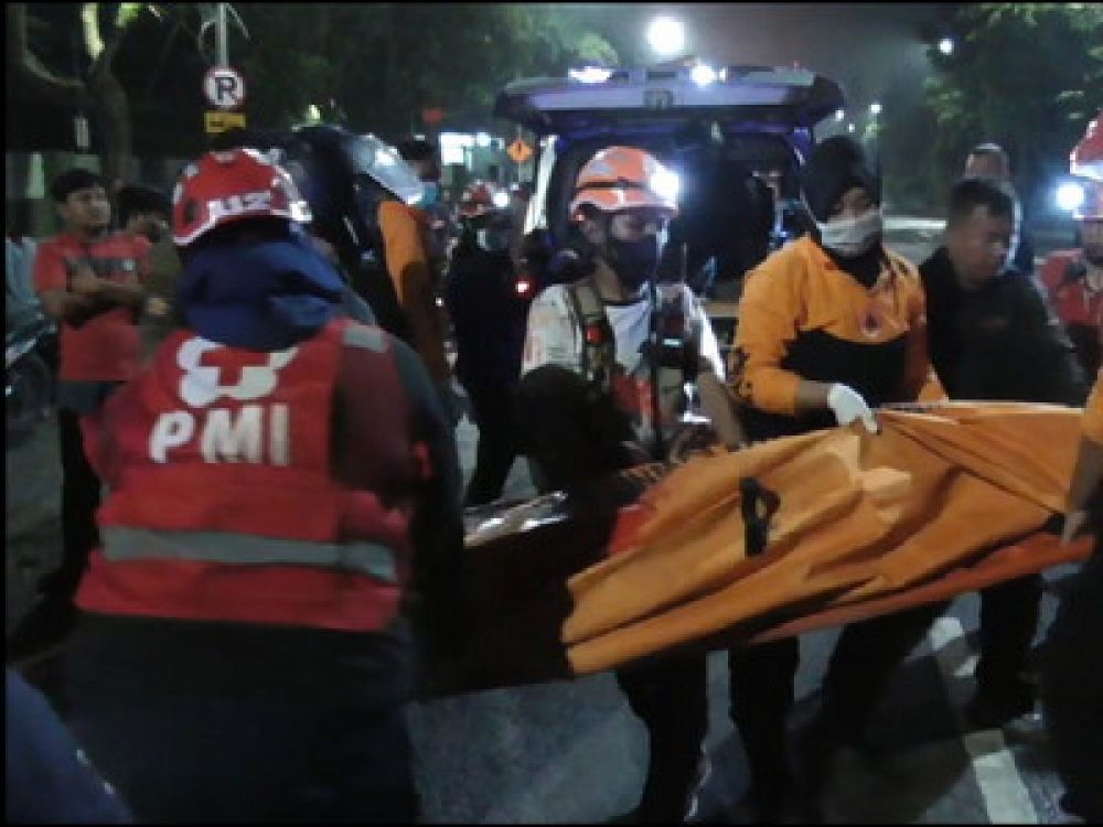 Petugas mengevakuasi korban Laka Lantas di Jl Indrapura, Surabaya, Jumat, (24/03/2023), sekitar pukul 22.30 WIB.