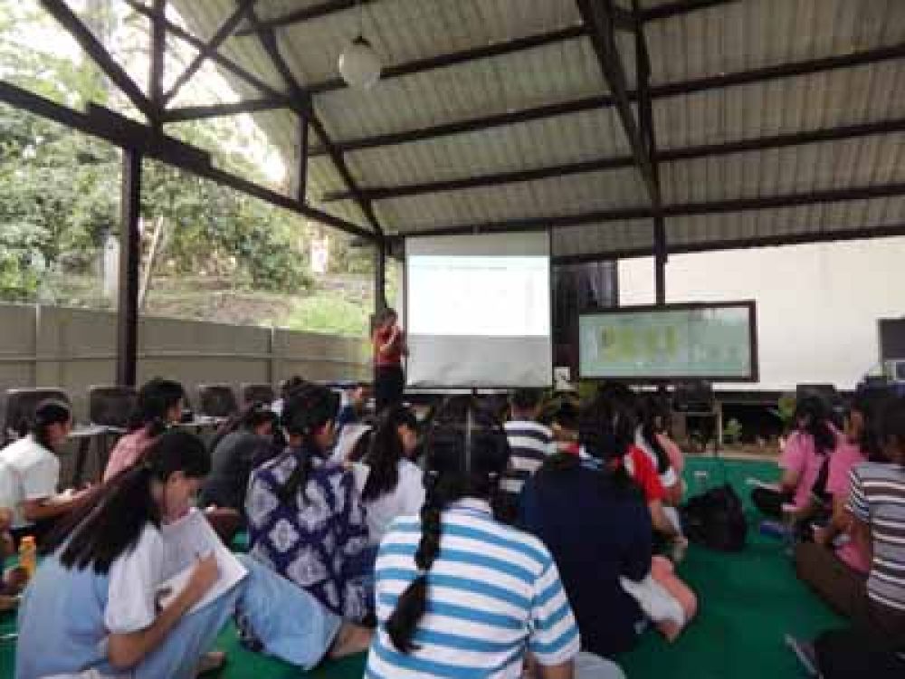 Wakasis SMP Santo Yosef, A Ernest Nugroho memberikan materi dan pembekalan kepada peserta Latihan Dasar Kepemimpinan Siswa (LDKS), 17-18 Oktober 2024.