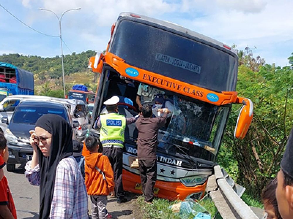 Situasi pasca kecelekaan bus di Tol Tangerang-Merak.