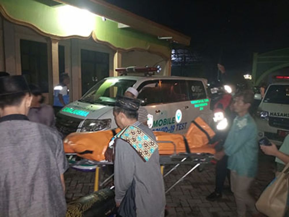 Proses evakuasi korban kecelakaan bus di Panjalu.