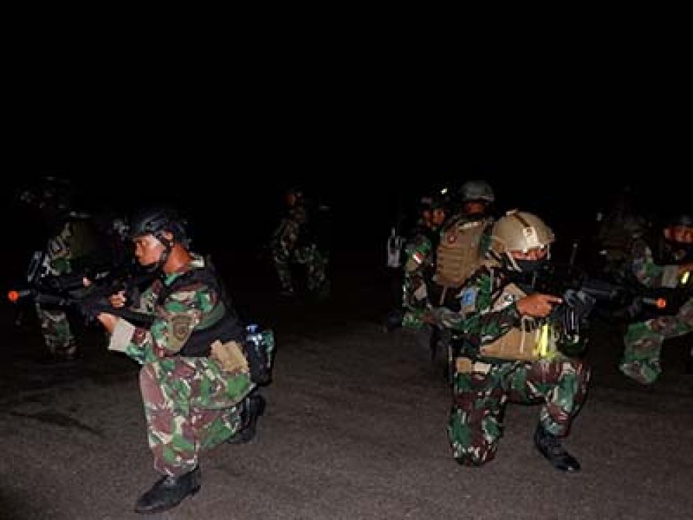 Pasukan Kopaska TNI AL Koarmada II saat menggelar latihan serangan pantai dan penguasaan runway di Pulau Bunyu Tarakan Kalimantan Utara, Senin (25/07/2022).