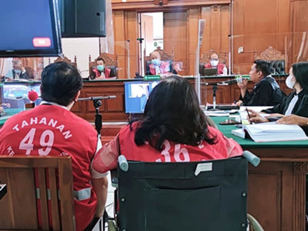 Lim Victory Halim dan Annie Halim dalam persidangan.